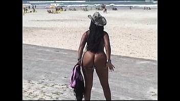 Exibicionismo Pelas Praias - Fio Dental E Shortinho Socado No Bumbum free video