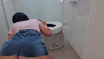 De Quatro Com Mini Saia Garota Limpa O Chão… Calcinha Atolada Na Bunda Aparece free video